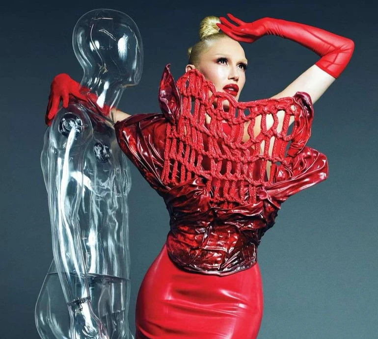 Шпичаки, луска та пір'я: Гвен Стефані в екстравагантних луках попозувала для глянцю з манекенами обох статей