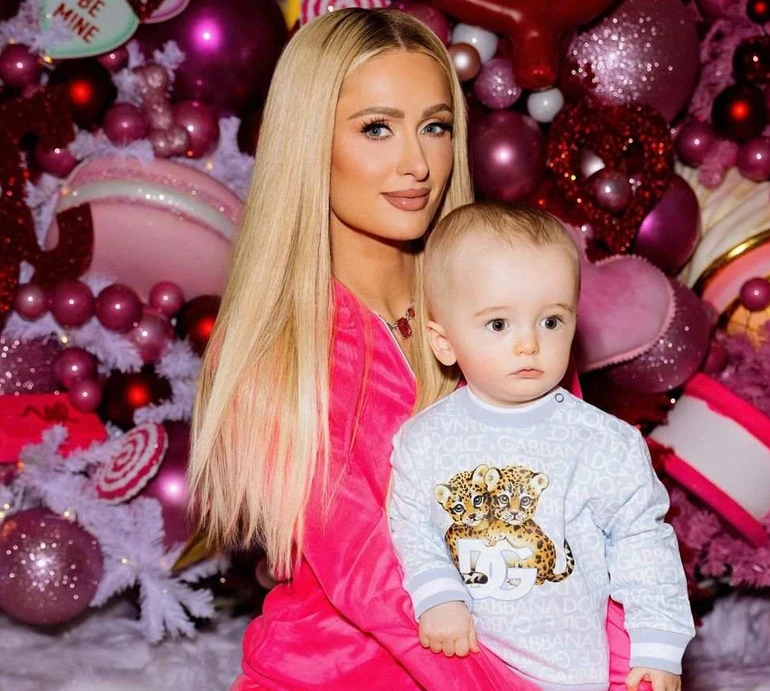 Не мріяла, що зможу відчути таке щастя: Хілтон у зворушливому відео зацілувала маленького сина