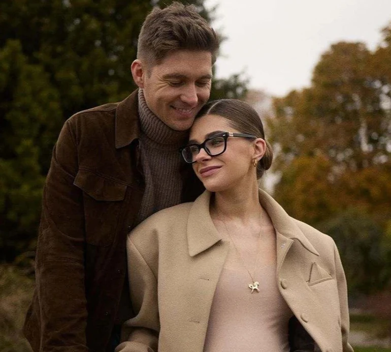 Так, ми крінж: Остапчук намовив вагітну дружину утнути кумедний танець із усміхненим животом