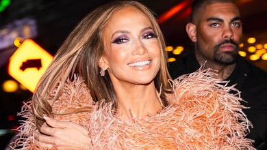 Декольте, шуба і яскравий макіяж: Лопес вигуляла ефектний персиковий лук на Бродвеї. Фото