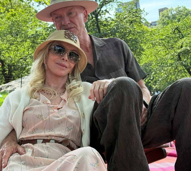 Стінг із особливої нагоди зацілував свою дружину, стоячи в озері. Фото