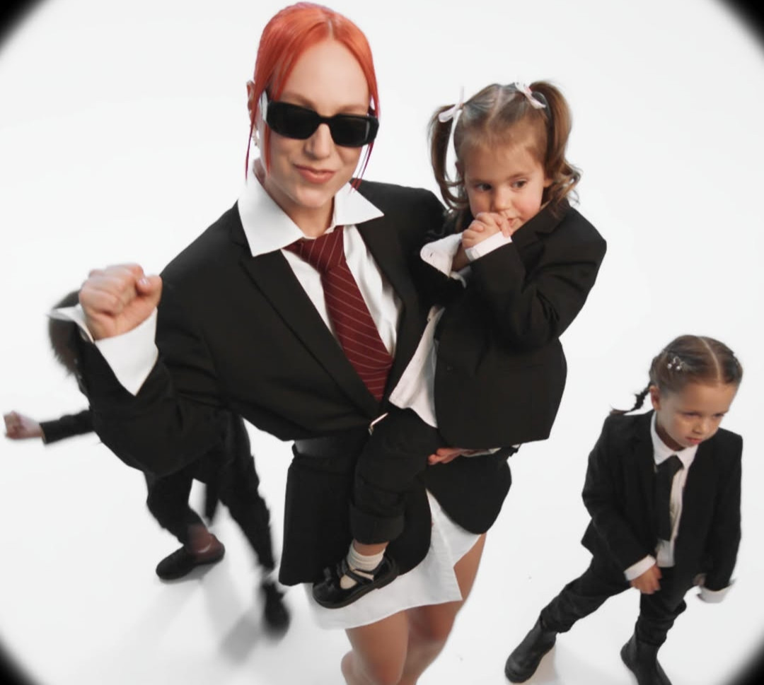 Dance, mama!: Гвоздьова, Різатдінова, Шовкопляс та інші зіркові мами з дітьми з'явилися в драйвовому кліпі Тарабарової