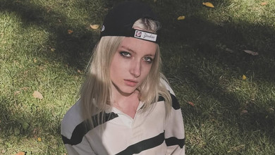 Трансгендерна дочка Шрайбера і Воттс у срібному купальнику попозувала у воді на нічому пляжі. Фото