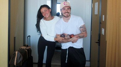 Син Бекхемів поділився романтичними кадрами з дружиною після того, як пропустив мамине нагородження в Парижі. Фото