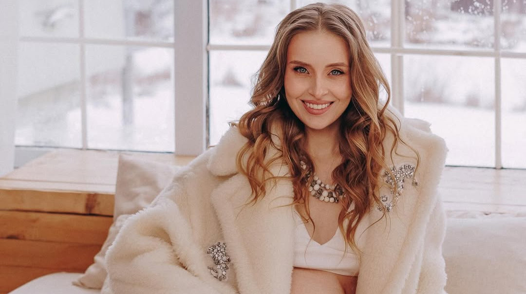 Ці спогади зігрівають у найлютіші морози: Сагайдачна у білизні та кремовій шубі оголила вагітний живіт для чуттєвих фото