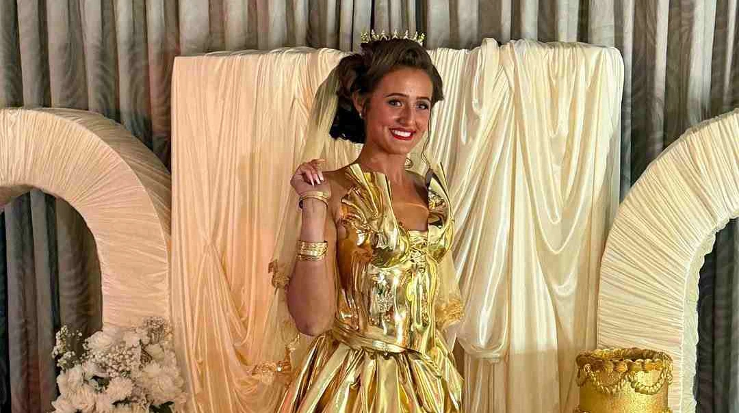 16-річна донька Ф'юрі вразила золотою сукнею з корсетом для свого дівич-вечора перед майбутнім весіллям