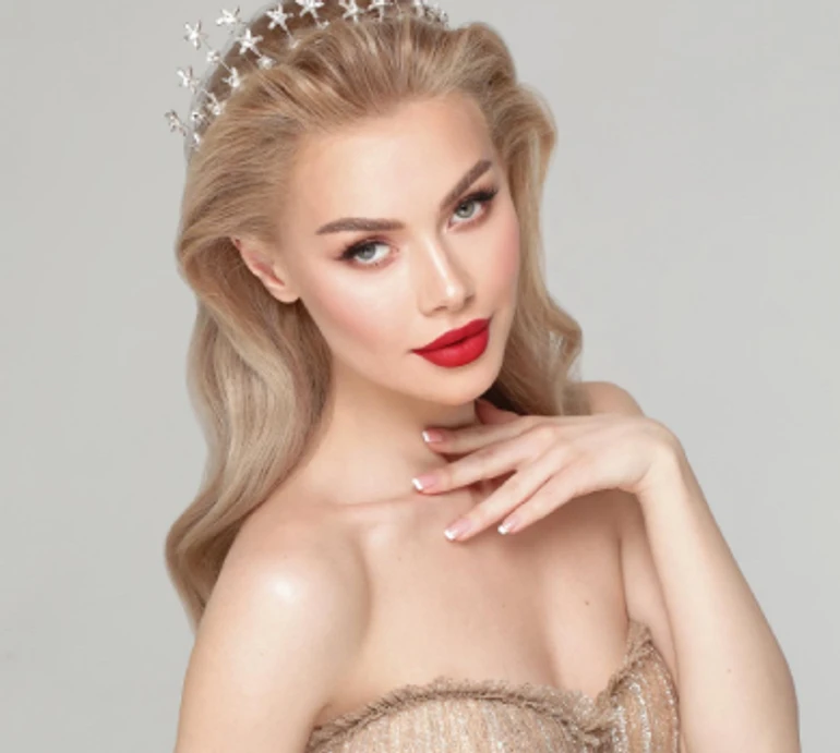 Міс Апанасенко у блакитному максі наробила ніжних фото посеред лавандового поля