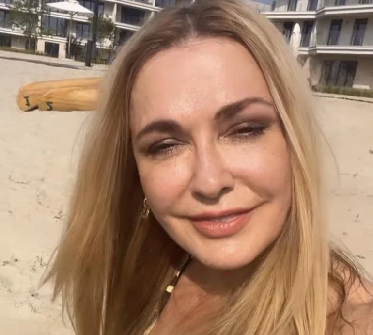 57-річна Сумська в купальнику заселфилася з лебедями. ФОТО