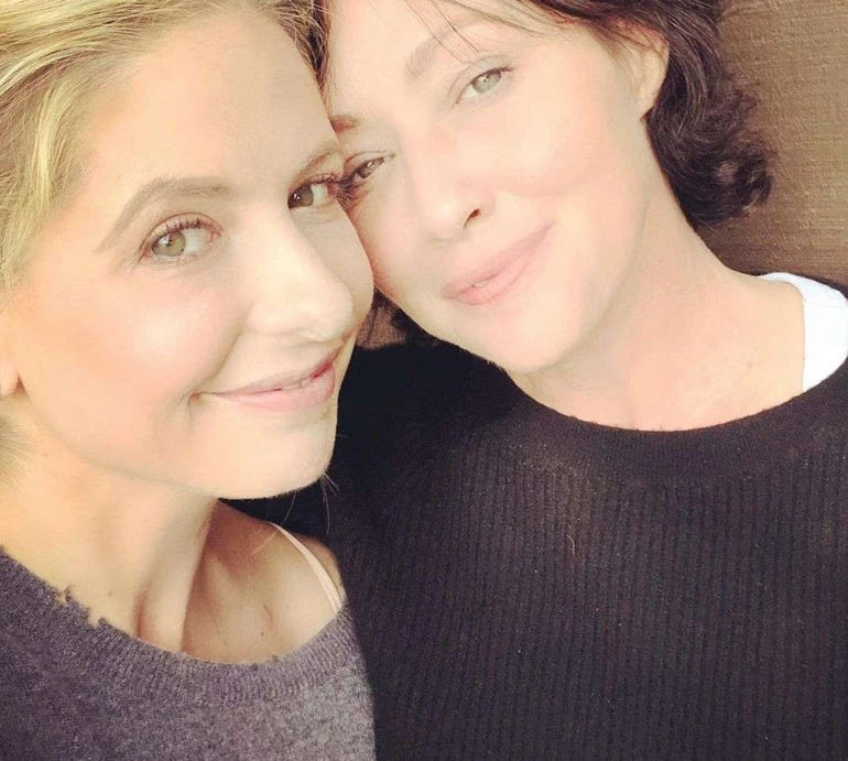 Вона - боєць: Сара Мішель Геллар розказала про самопочуття хворої на рак Шеннен Догерті