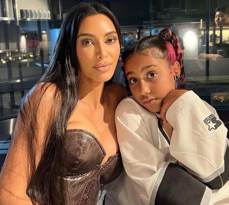 10-річна донька Кардашян і Веста спантеличила соцмережу, намалювавши голопопу мачуху