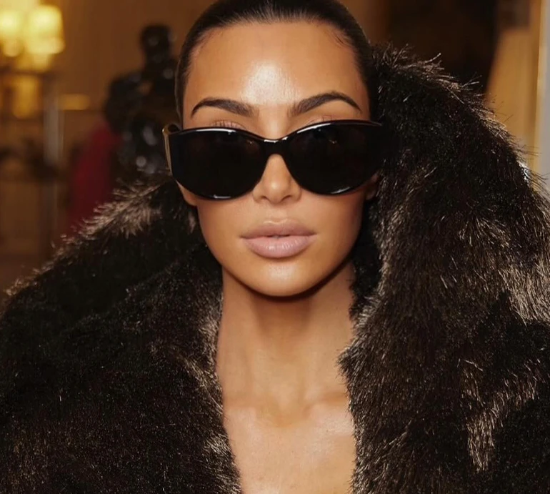 Кардашян у шубі на голе тіло повторила лук чинної дружини Каньє Веста