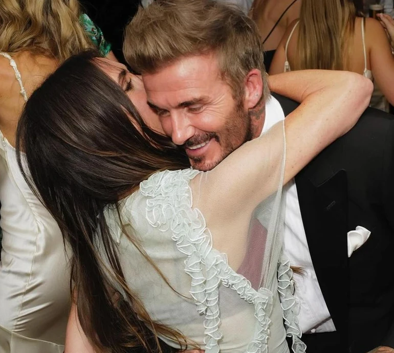 Люблю старіти разом: Бекхем привітала чоловіка з 49-річчям та показалася в його обіймах. Фото