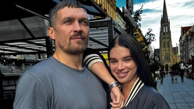 Усик на романтичній прогулянці заобіймав дружину в обтислому спортлуці. Фото