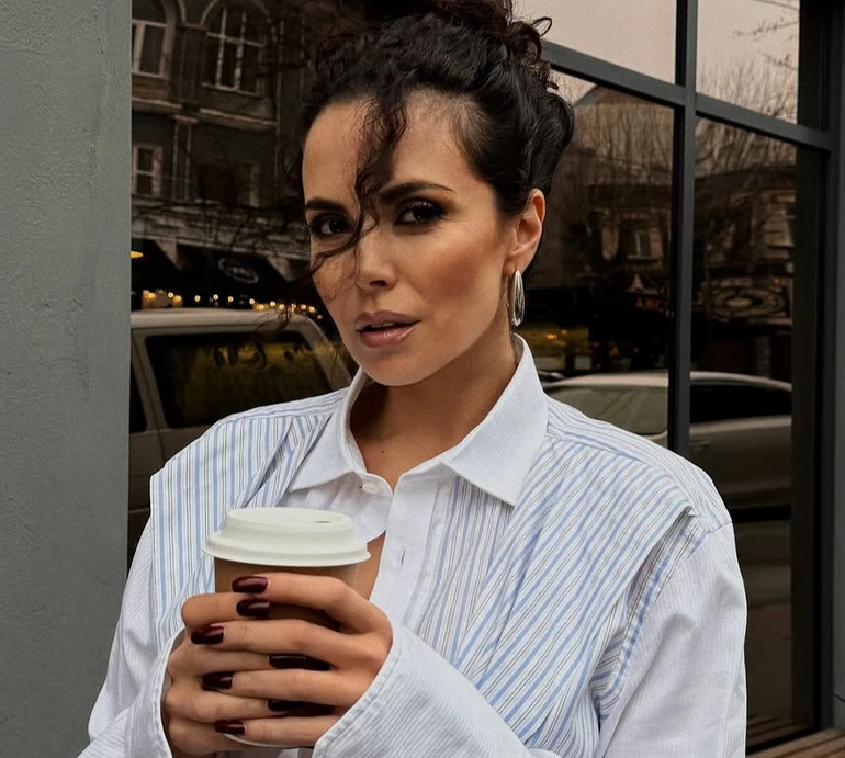 Весна вчить бути собою: Каменських у широких джинсах і смугастій сорочці прогулялася містом. Фото