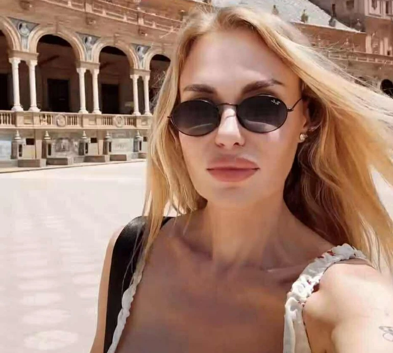 Йшла і плакала: Камінська в Іспанії потужила за рідною Одесою та за минулим, якого ніби не було. Відео