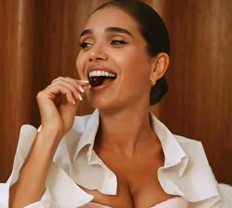 Страшного в цьому нічого нема: Саша Бо з нагоди ювілею вбралася в рожевий корсет і стрибнула в ліжко з черешнями. Відео