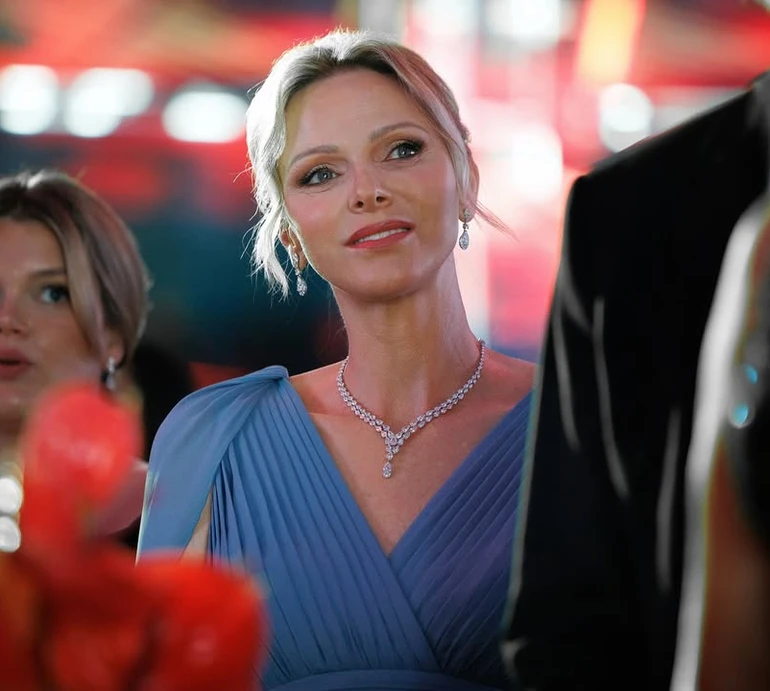 Княгиня Шарлін у блакитно-срібному образі та князь Альбер з червоним метеликом відвідали благодійну вечерю