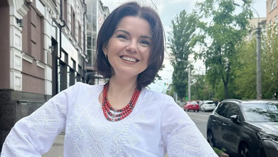 Яскрава вітальня, город і озеро: Падалко зробила тур своїм заміським будинком і назвала його ціну. Фото