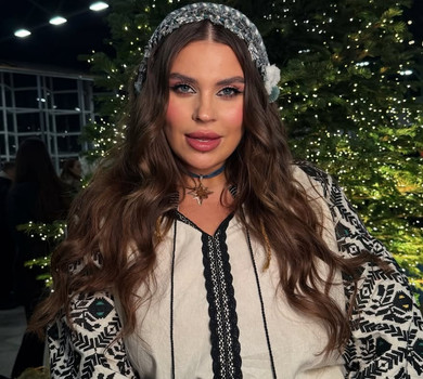 Заріцька у вишитій сорочці й максі з розрізом показала різдвяну магію на Куражі. Фото