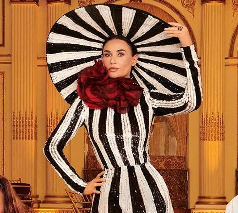 Паєтки з ніг до голови, чоловічий костюм та голі плечі: Демі Мур з песиком попозувала для тематичної зйомки