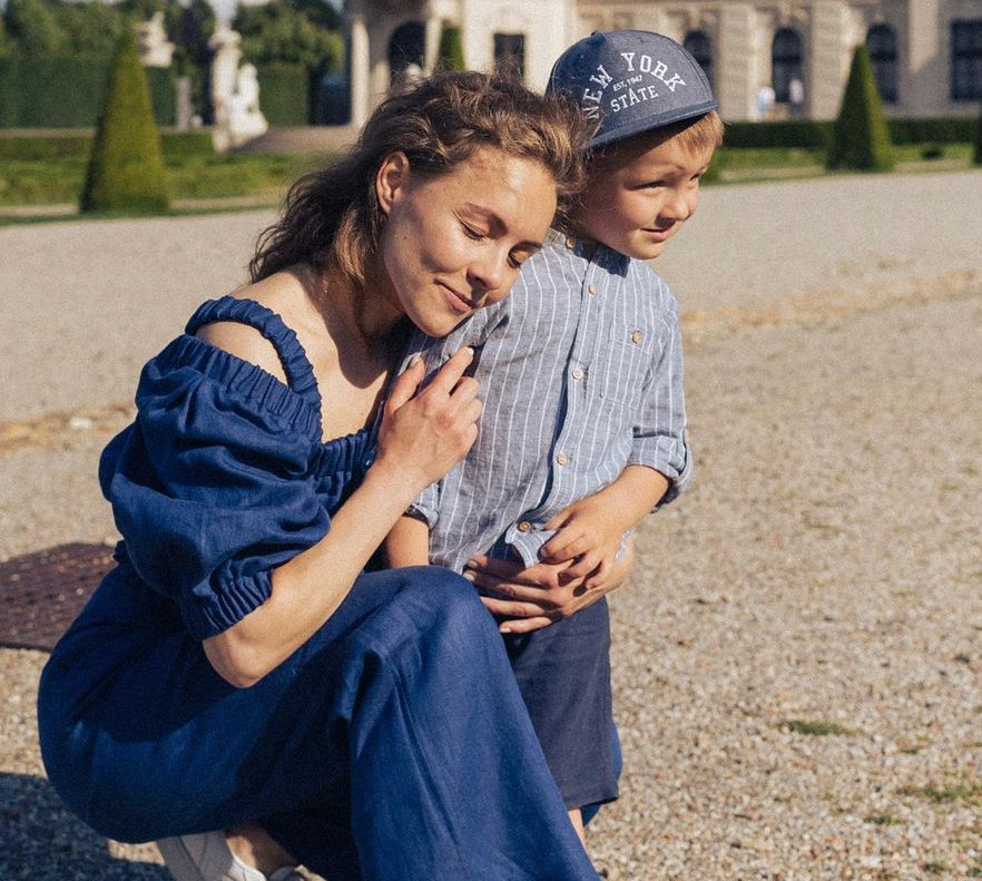 В останній вагон: Шоптенко показала, як з 5-річним сином ялинку прикрашала. Відео