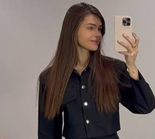 Дружина Остапчука у короткій спідничці показалася на відкритті свого салону. Фото