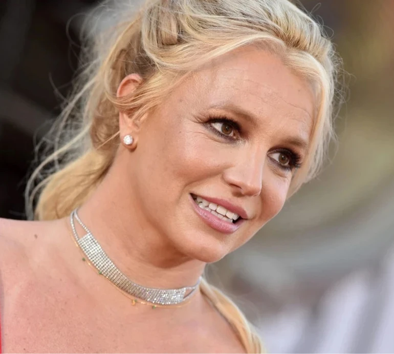 Спірз через демонстрацію грудей стала персоною нон грата у готелі - інсайдер