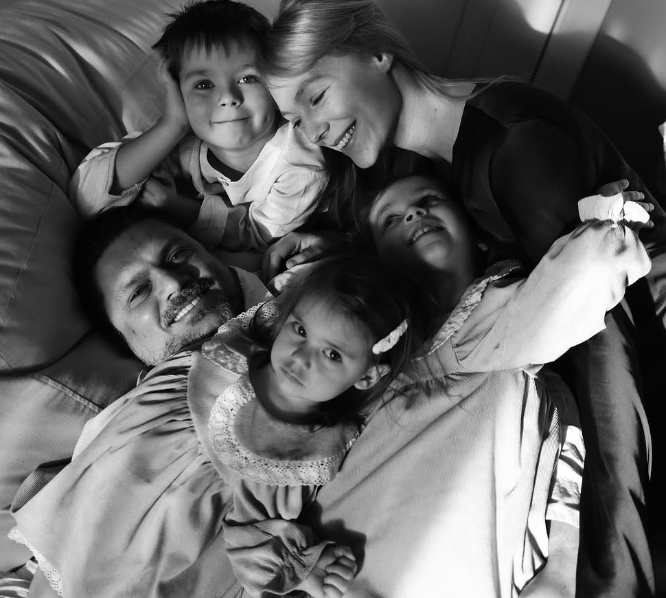 Тарабарова замилувала кумедними фото з чоловіком і дітьми та зізналась, як повертається в форму