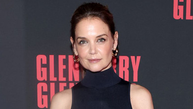 Кеті Холмс без бюстгальтера в обтислій прозорій сукні попозувала на бродвейській прем'єрі. Фото