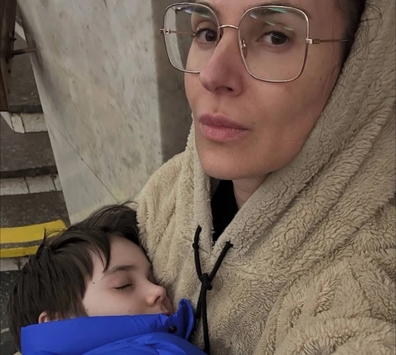 Вночі наші міста накриває пекло: Єфросиніна з сином показалася у метро під час обстрілу і звернулася до іноземців