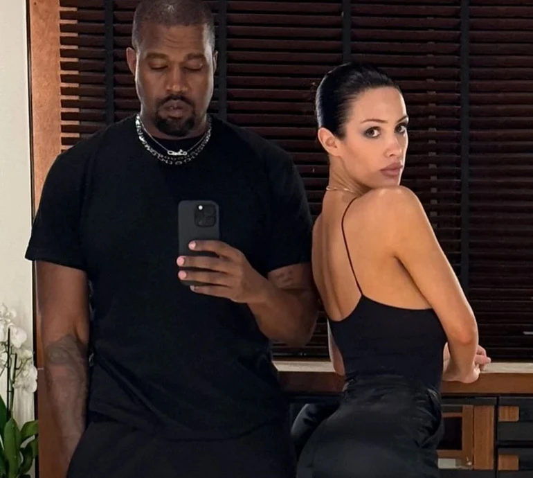 Дружина Веста у голій сукні та з довгим волоссям вразила схожістю з Кардашян. Фото