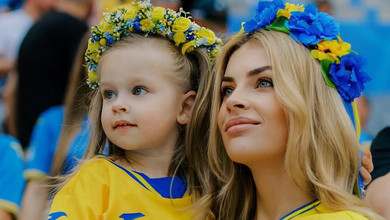 Веселкова сукня, крила та торт з єдинорогом: дружина Зінченка похвалилася 4-річною дочкою у святковому образі