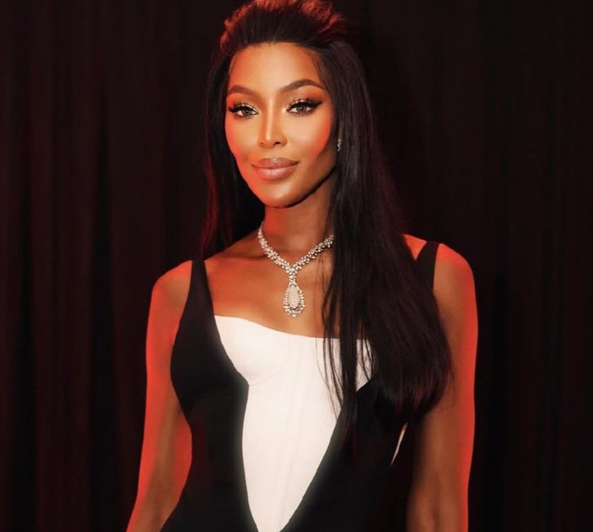 55-річна Кемпбелл заселфилася в спортзалі і показала, як працює над стегнами