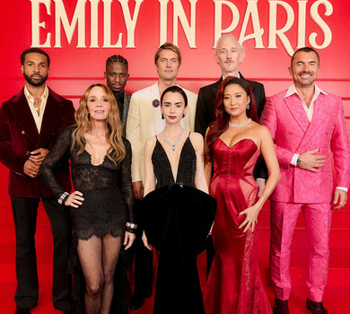 Мереживне міні, декольте до пупа та палко-червоний: розкішні луки зірок Емілі в Парижі на прем'єрі 5 сезону