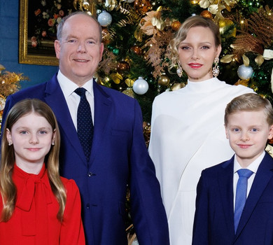 Білосніжна княгиня Шарлін і князь Альбер ІІ з дітьми у святкових луках привітали з Новим роком. Фото