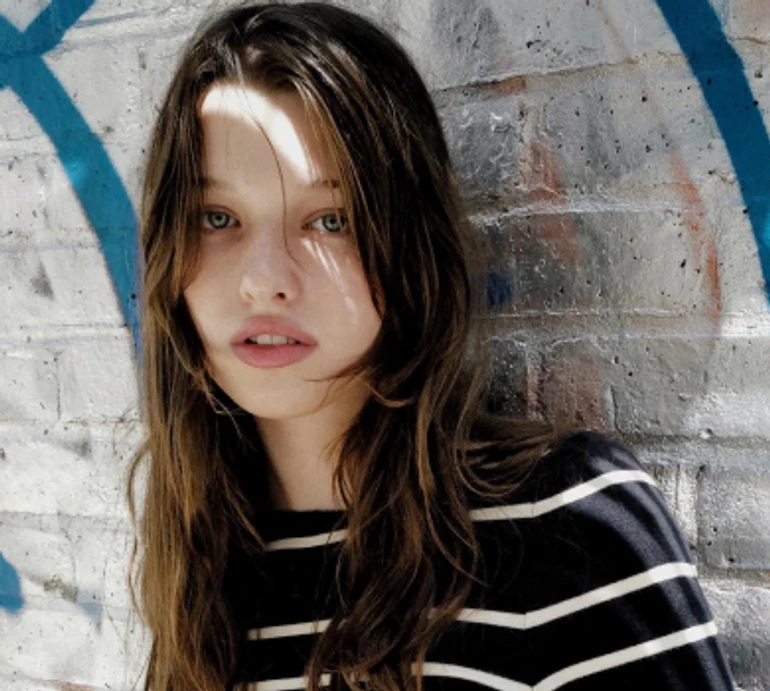 15-річна донька Йовович у сукні зі сміливим вирізом показалася на івенті у Венеції. ФОТО