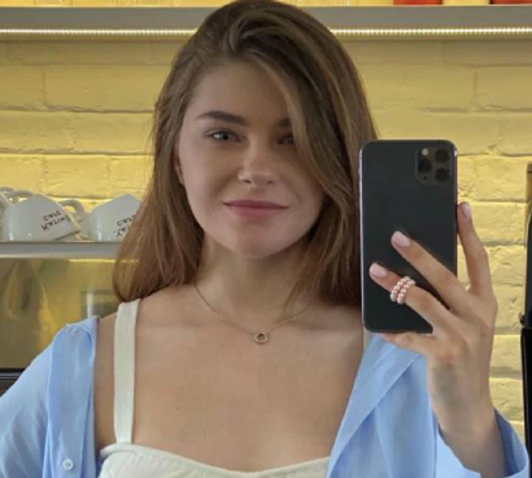 Дівчина Остапчука в купальнику посвітила дупцею на воді