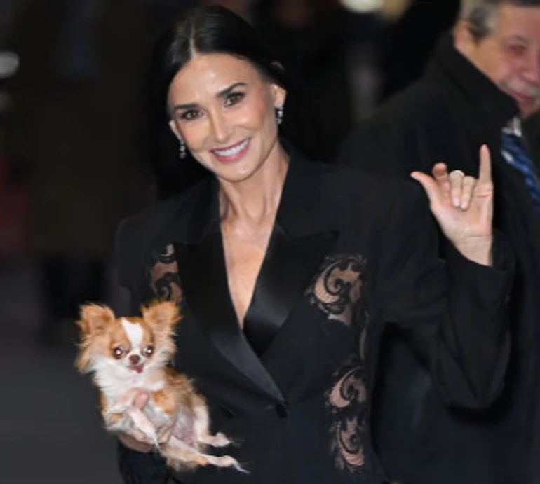 61-річна Демі Мур у сукні-блейзері та з подружкою на руках вразила довжелезними ногами на підборах. Фото