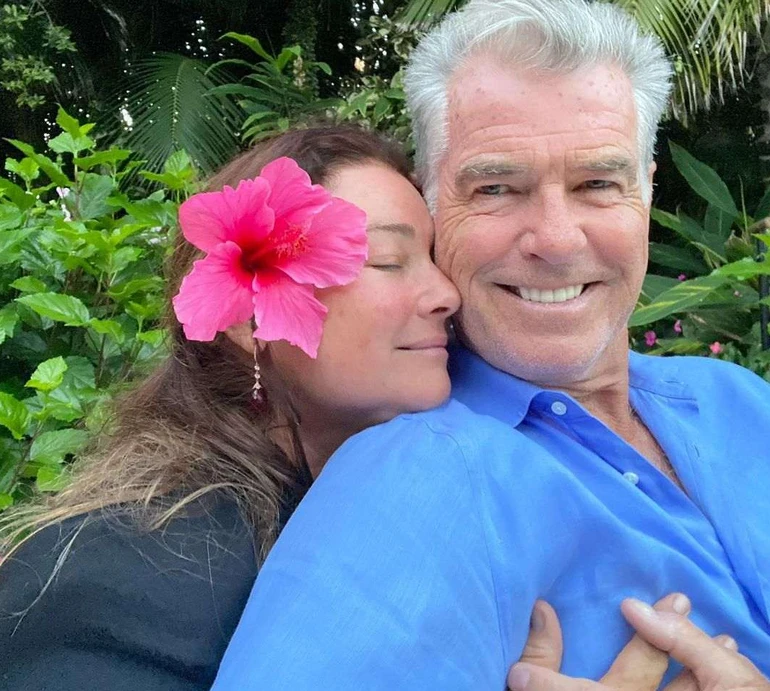 Дружина Пірса Броснана в мережі похвалилася їхніми дорослими красенями-синами. Фото