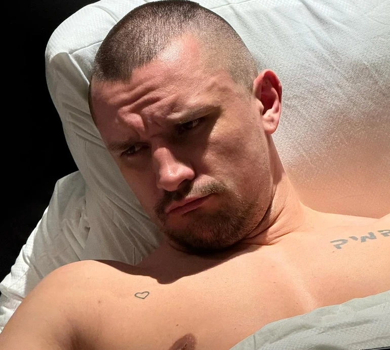 Коли зробиш пропозицію?: Цимбалюк із дівчиною з’ясували стосунки бійкою в халатах. Відео