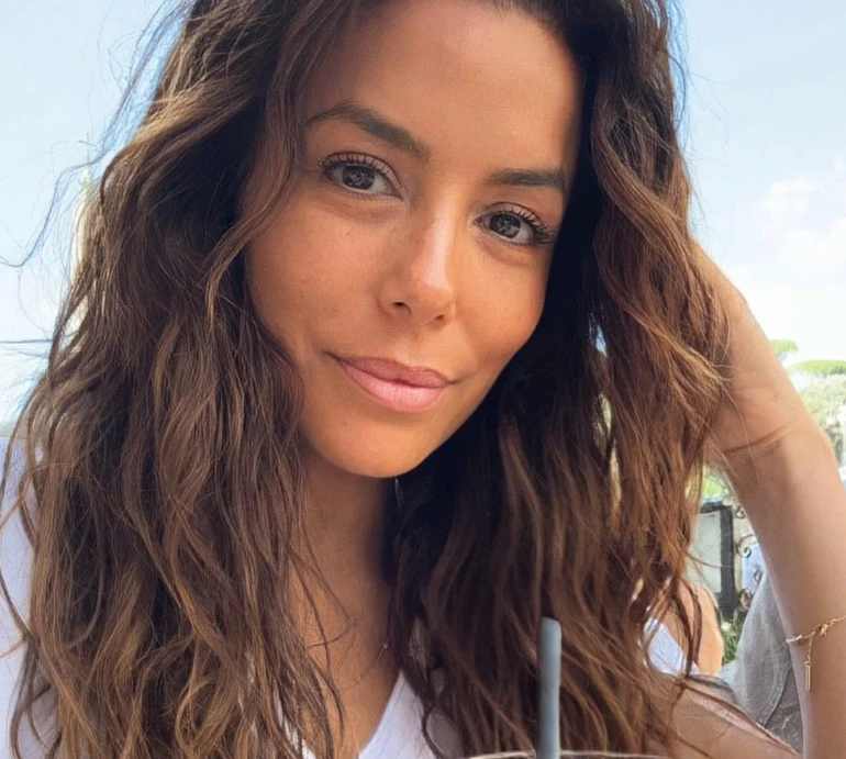 Лонгорія у яскравому бікіні замилувала веселощами з 6-річним сином на пляжі. Фото