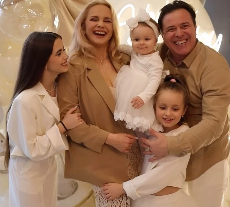 Рожевий електроскутер, танці з татом та величезний торт: Ребрик показала, як відсвяткували перший день народження доньки. Відео