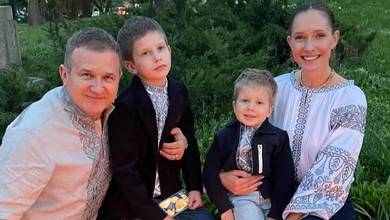 Посвячено: Горбунов з Осадчою і двома синами попозували з великодніми кошиками