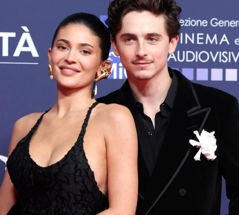 Декольтована Дженнер і Шаламе в оксамиті дебютували на хіднику як пара. Фото