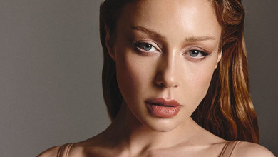 Кароль у ромпері з мереживом похизувалася стрункістю перед дзеркалом