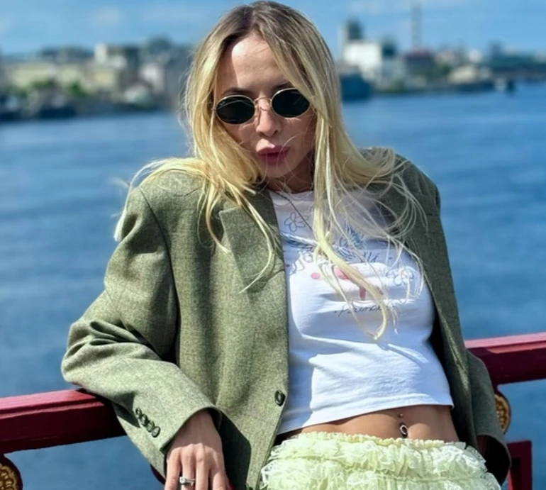 Коли я стаю дзеркалом — вам боляче: Сопонару звернулася до хейтерів та ушкварила танець в білому спідньому. Відео