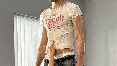 Голоторсий KADNAY у новому кліпі вразив гарячими танцями на підлозі з партнеркою у тоненькому топі