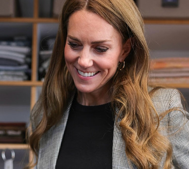 Урок стилю від принцеси: Міддлтон рожевим бантом на шиї освіжила свій стриманий сірий лук. Фото