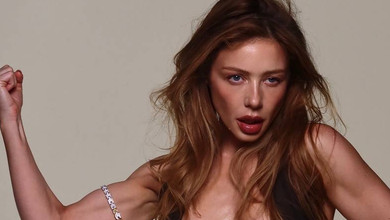 Кароль у прозорій сукні зачарувала бездонним декольте на емоційних фото