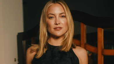 Кейд Хадсон засвітила прес в ефектному вбранні з ременем на голе тіло. Фото